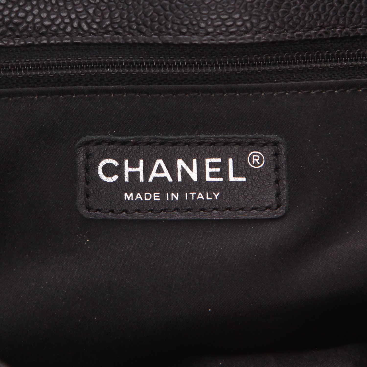 Sac à main Chanel  Shopping GST en cuir grainé matelassé noir - Detail D2