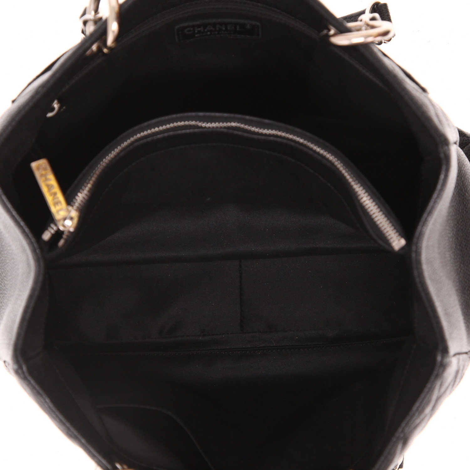 Chanel  Shopping GST handbag  in black quilted grained leather - Detail D3