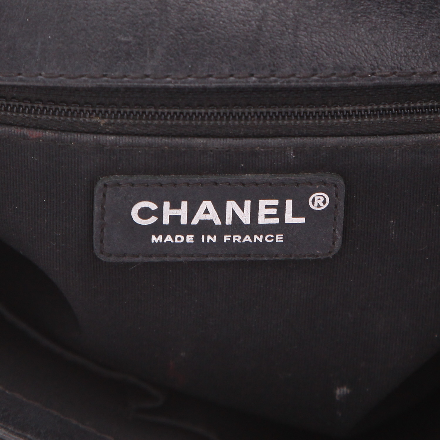 Bolso bandolera Chanel  Boy modelo grande  en cuero acolchado negro - Detail D2
