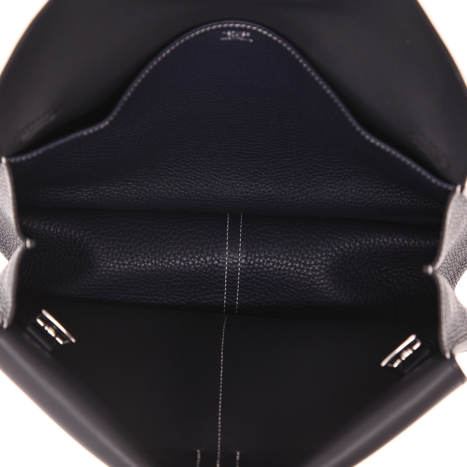 Hermès  Halzan shoulder bag  in navy blue togo leather - Detail D3