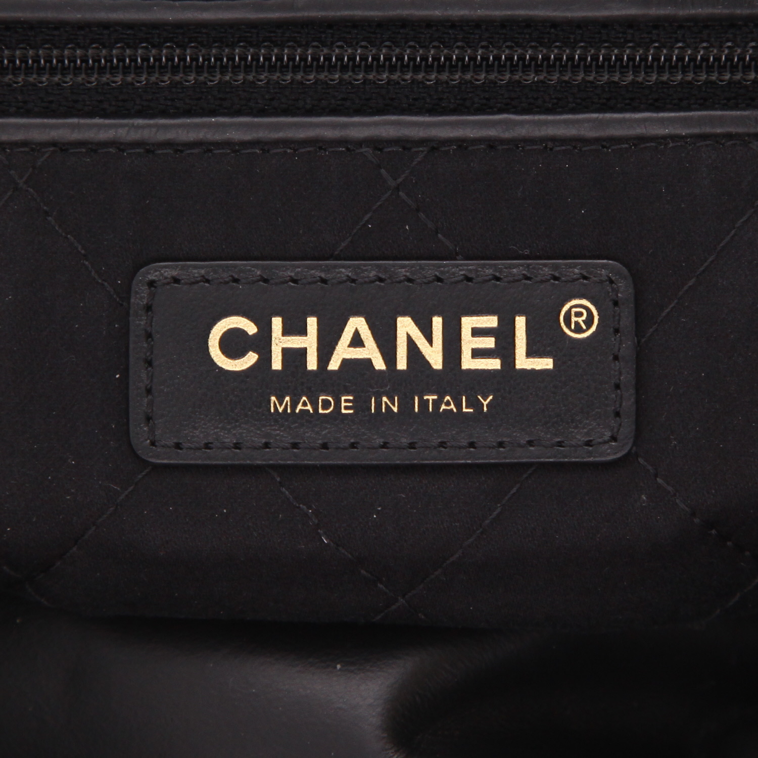 Sac à main Chanel  22 petit modèle  en cuir noir - Detail D2