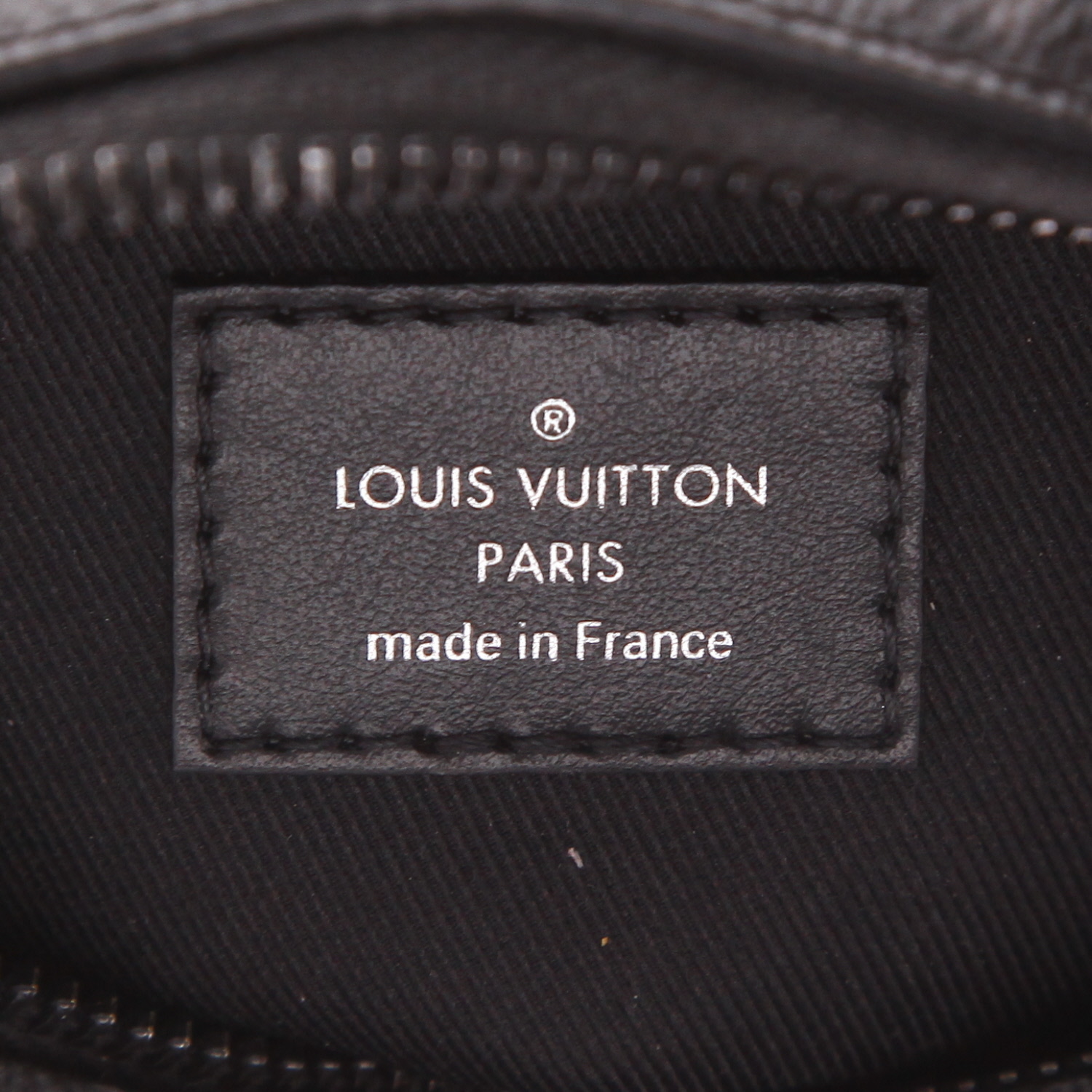 Sac bandoulière Louis Vuitton  Soft Trunk mini  en toile monogram noire et grise et cuir noir - Detail D2