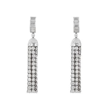 Paire de pendants d'oreilles Boucheron Pompon en or blanc et diamants