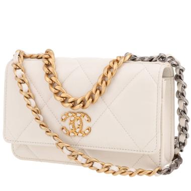 Chanel  Wallet on Chain 19 shoulder bag  in white quilted leather