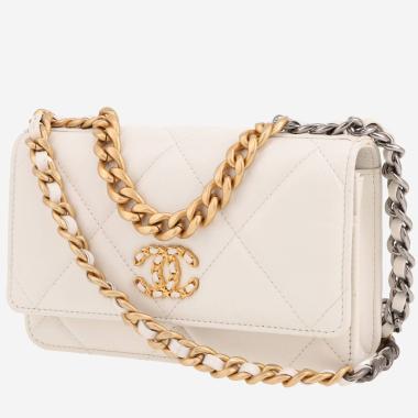 Chanel  Wallet on Chain 19 shoulder bag  in white quilted leather