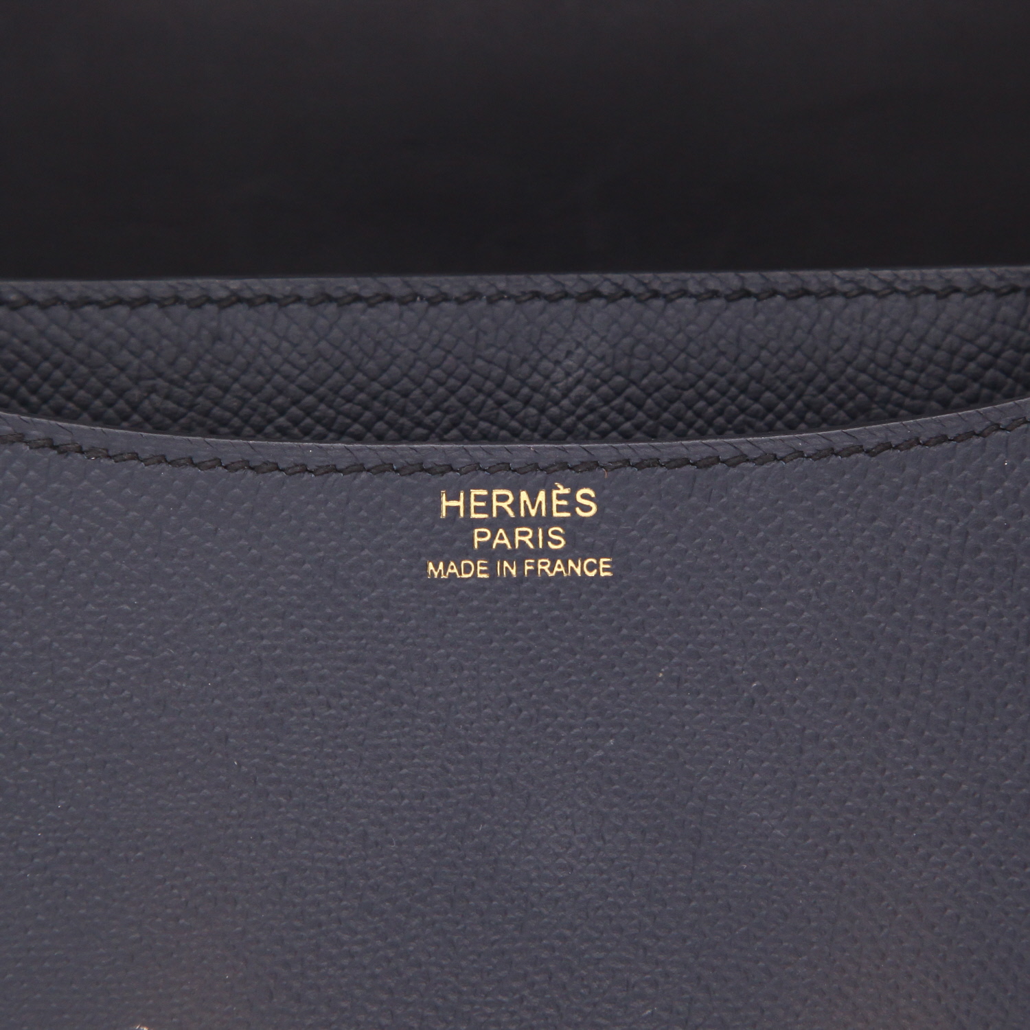 Bolso de mano Hermès  Constance en cuero epsom azul marino - Detail D2