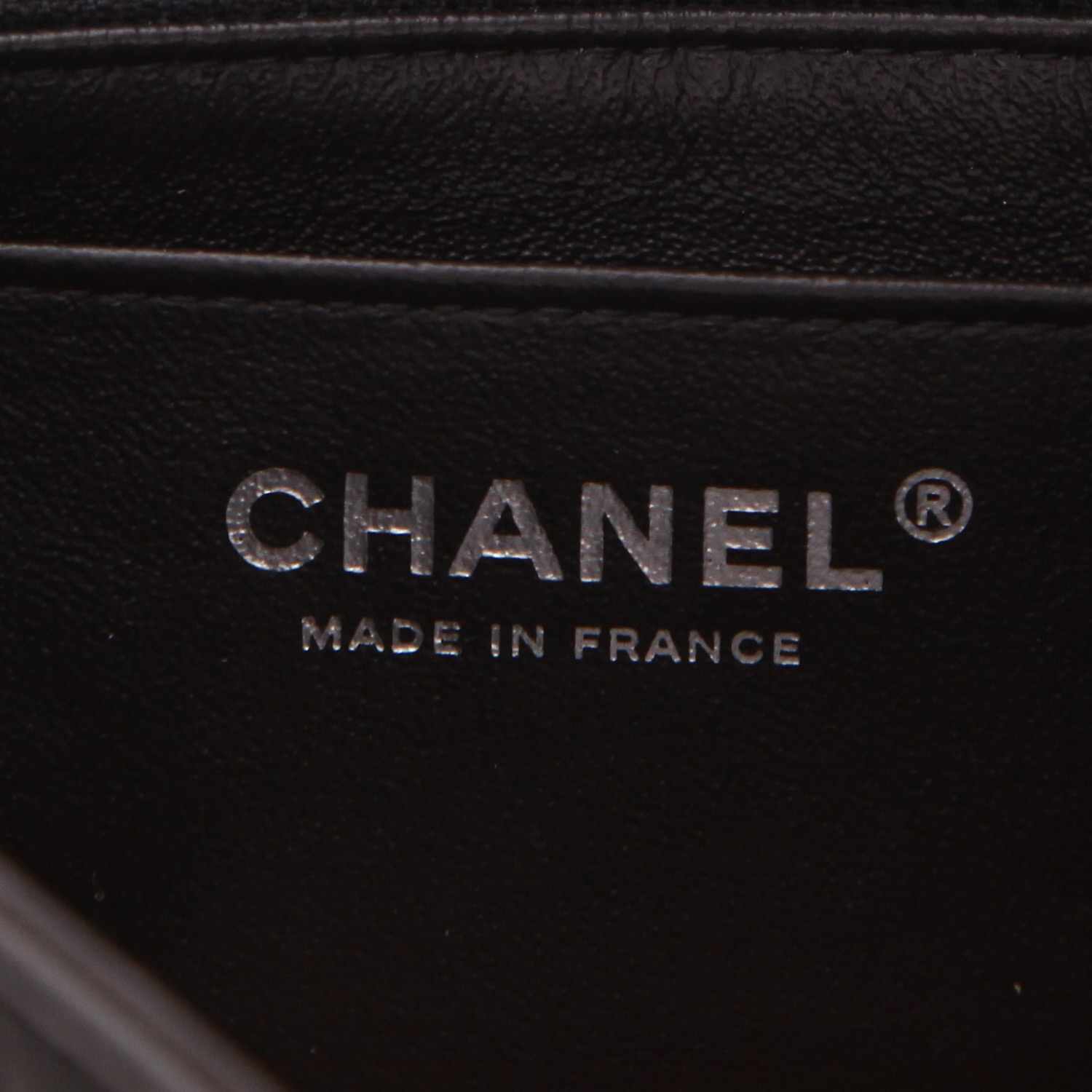 Chanel Timeless Mini handbag in Noir herringbone quilted leather - Detail D2