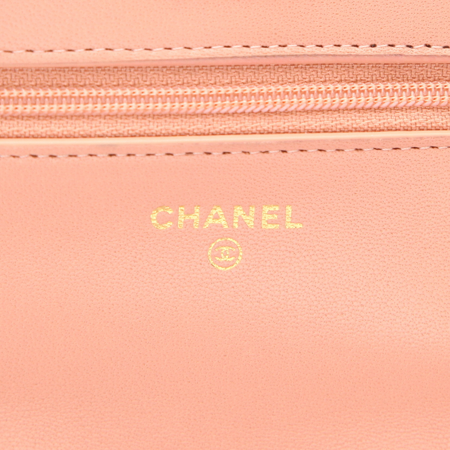 Sac bandoulière Chanel  Wallet on Chain 19 en cuir matelassé rose - Detail D2