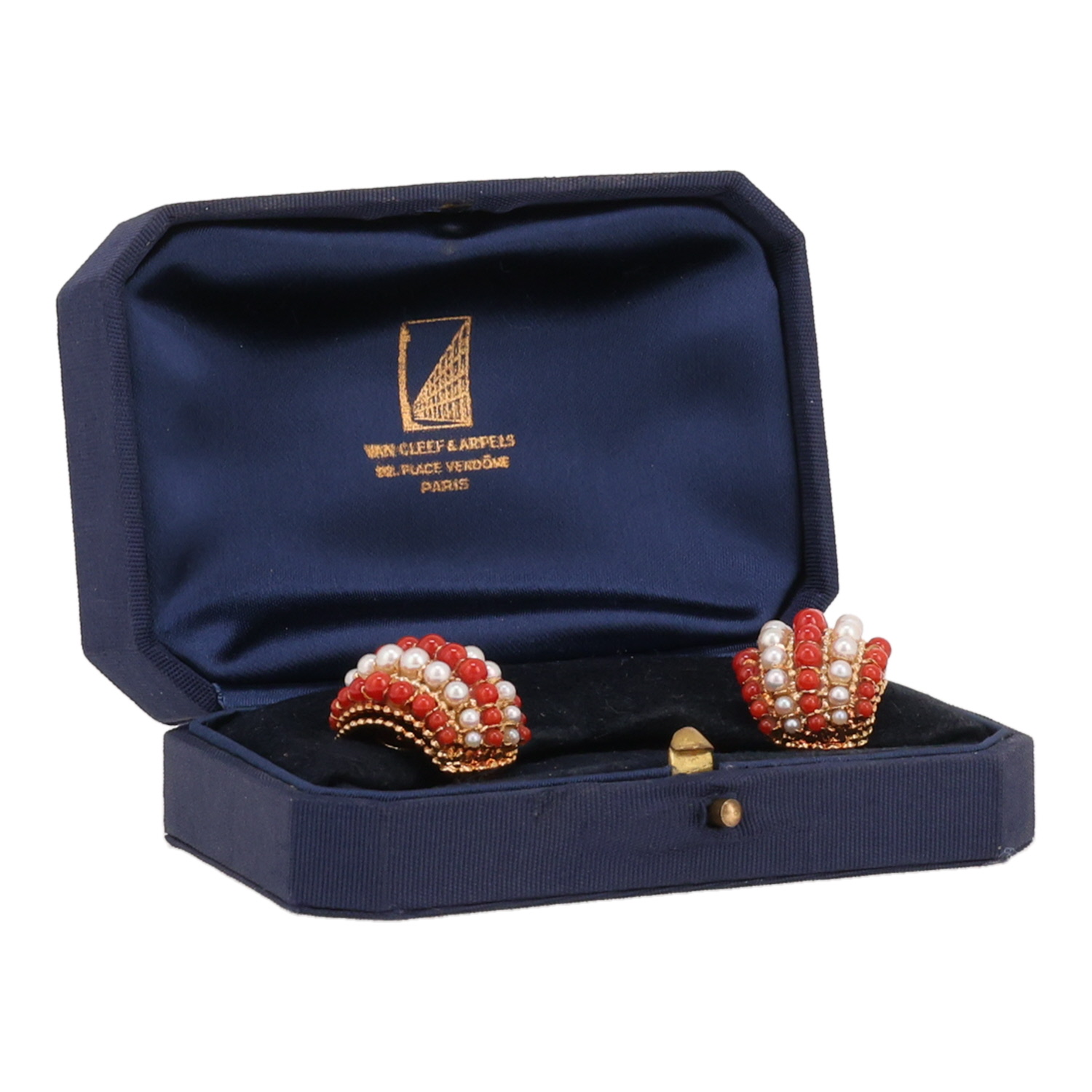 Paire de clips d'oreilles années 1960 Van Cleef & Arpels Twist en or jaune, corail et perles de culture - Detail D2