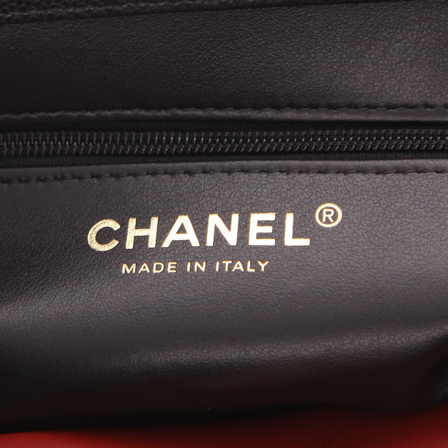 Chanel  Sac à rabat small model  shoulder bag  in black grained leather - Detail D2