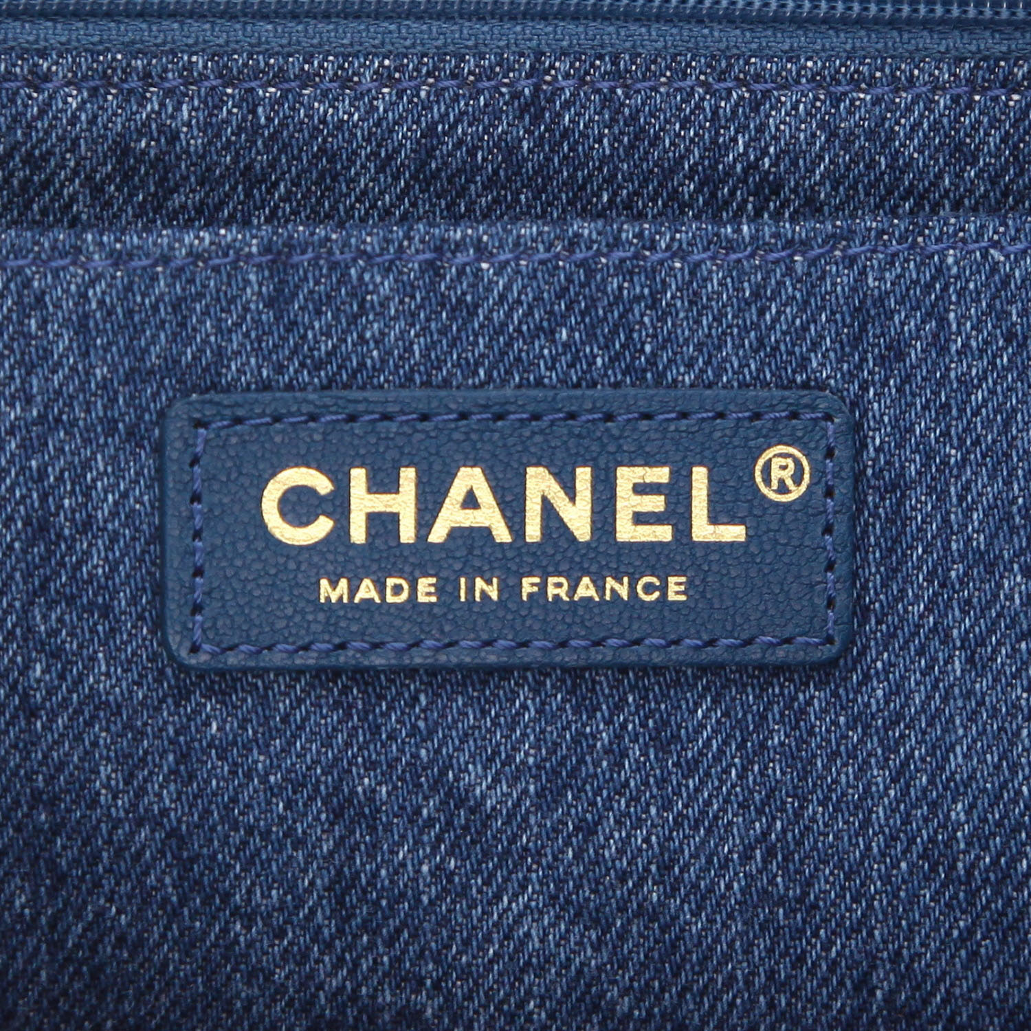 Bolso de mano Chanel  Timeless en lona denim azul y cuero de obeja volteado - Detail D2