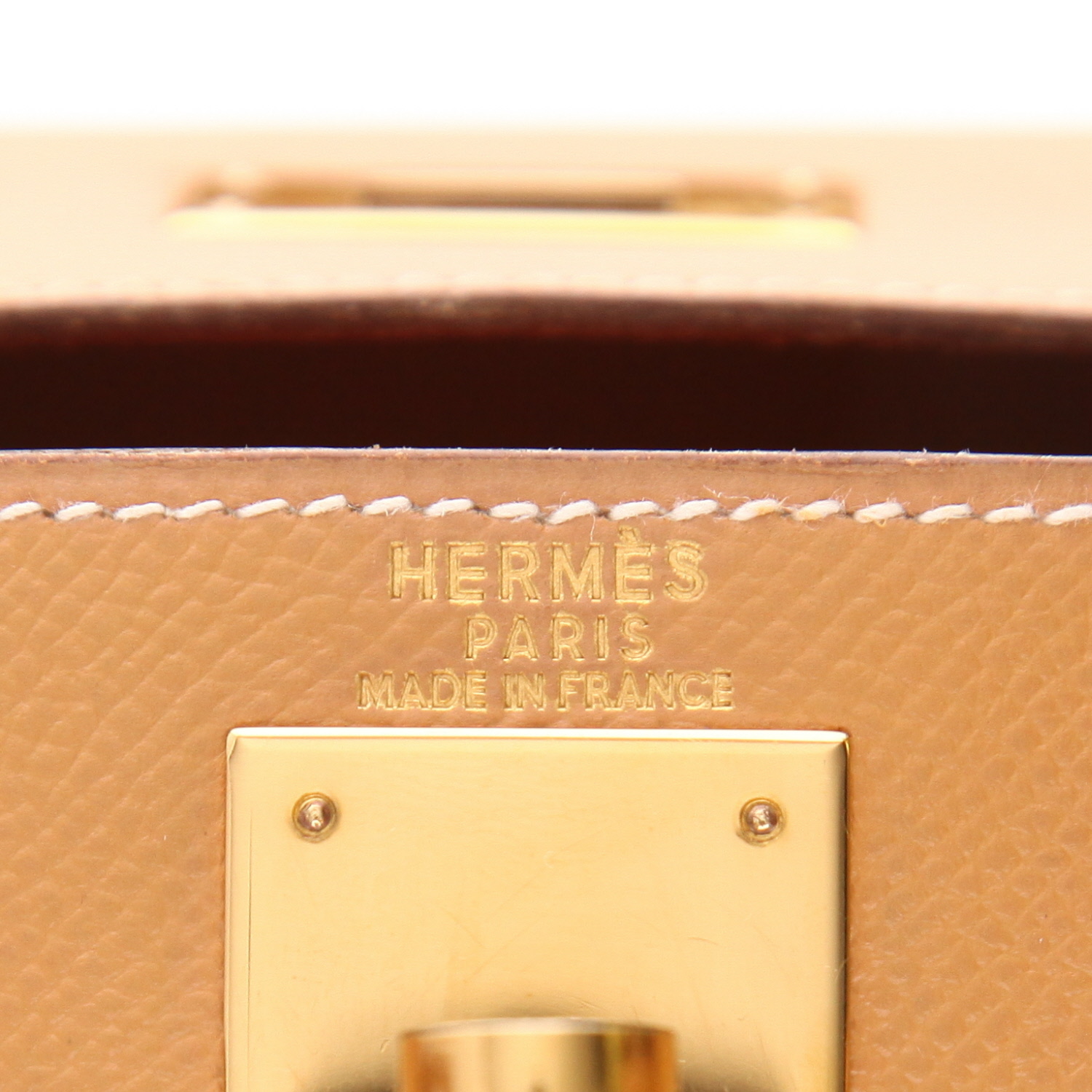 Hermès Kelly 28 cm handbag in Courchevel Gold leather - Detail D2