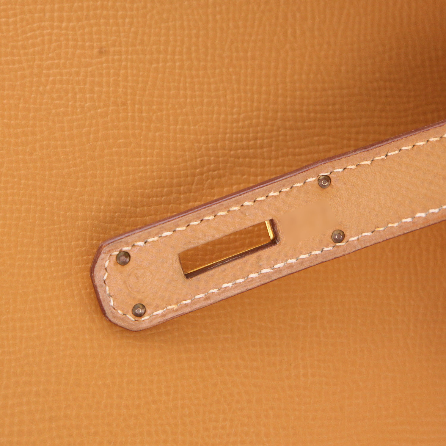 Bolso Hermès Kelly de 28 cm en piel Courchevel Gold - Detail D4