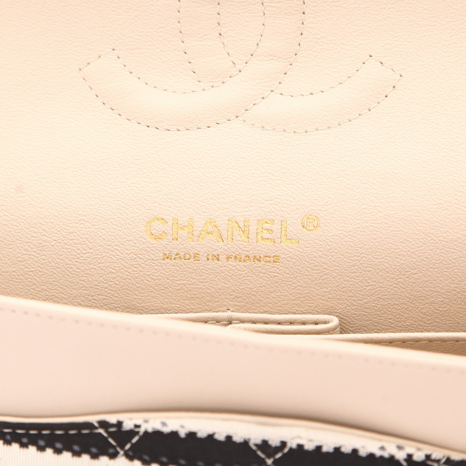 Chanel ‘Timeless Classic’ handbag in beige and Noir canvas and beige leather - Detail D2