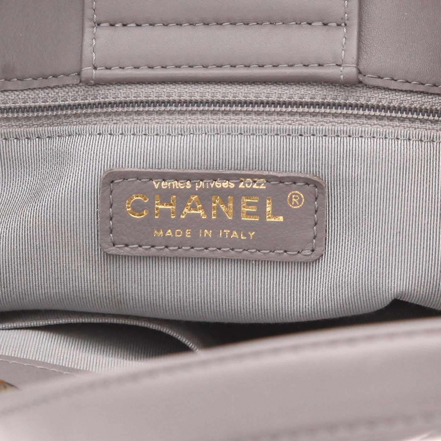 Chanel  Statement Tote small model  handbag  in grey chevron quilted leather - Detail D2