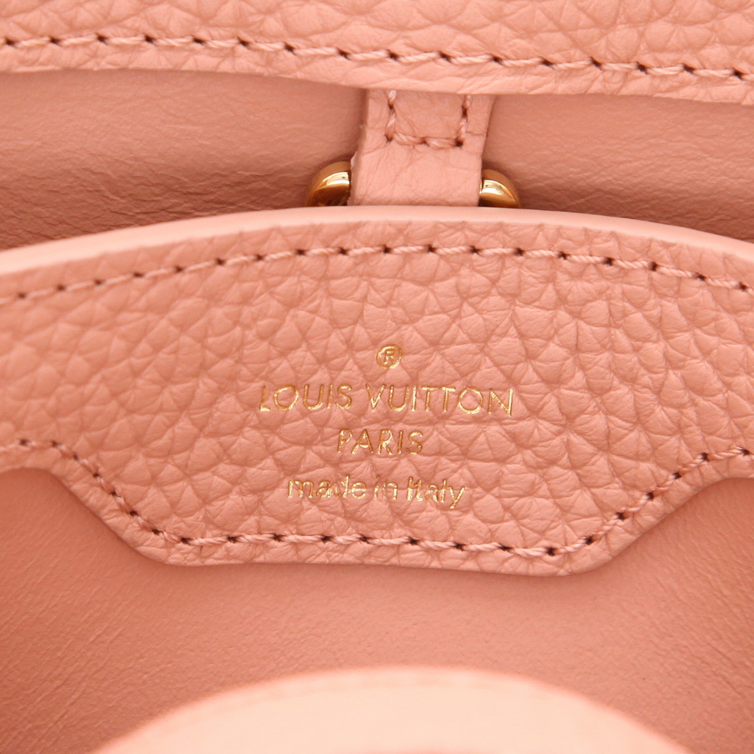 Bolso de mano Louis Vuitton  Capucines BB en cuero taurillon clémence rosa y beige - Detail D2