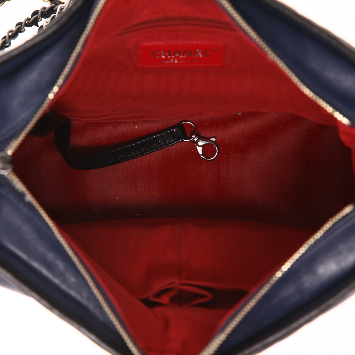 Sac bandoulière Chanel  Gabrielle  moyen modèle  en cuir matelassé bleu-marine et cuir noir - Detail D3