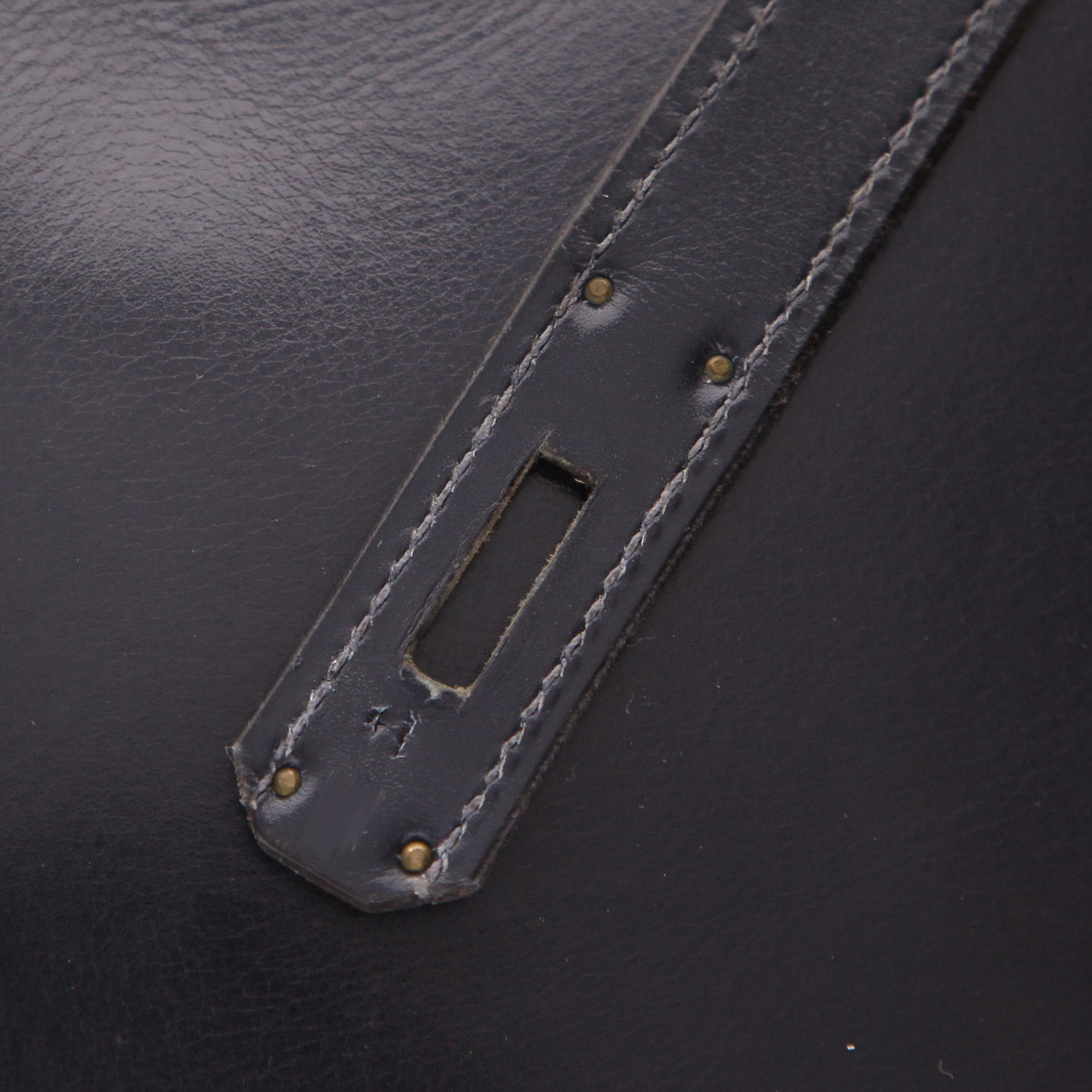 Bolso de mano Hermès  Kelly 35 cm en cuero box azul marino - Detail D4
