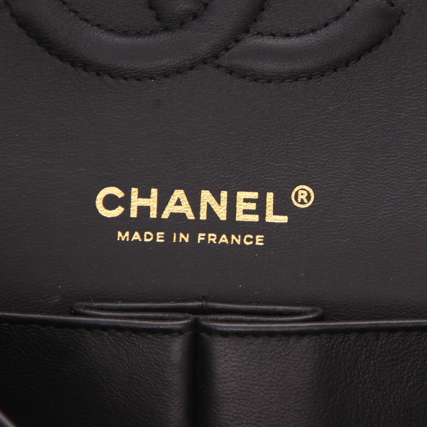 Bolso de mano Chanel  Timeless Classic en cuero acolchado negro y blanco - Detail D2