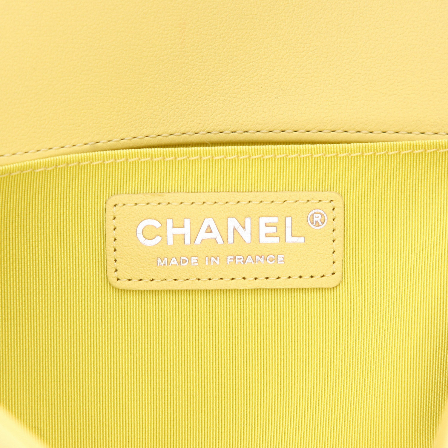 Sac à main Chanel  Boy en cuir matelassé jaune - Detail D2