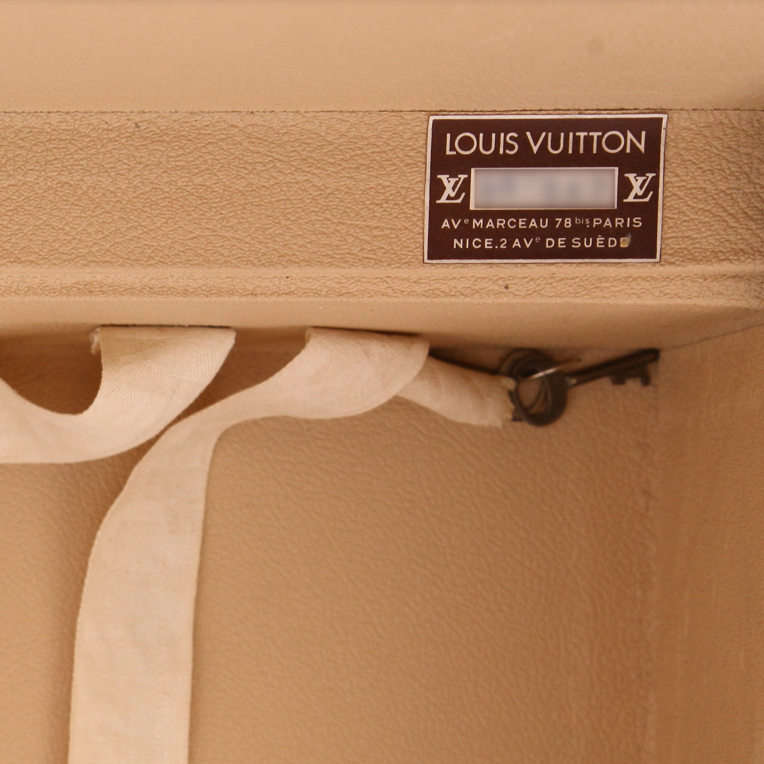 Louis Vuitton  Bisten 60 rigid suitcase  in brown monogram canvas  and natural leather - Detail D2