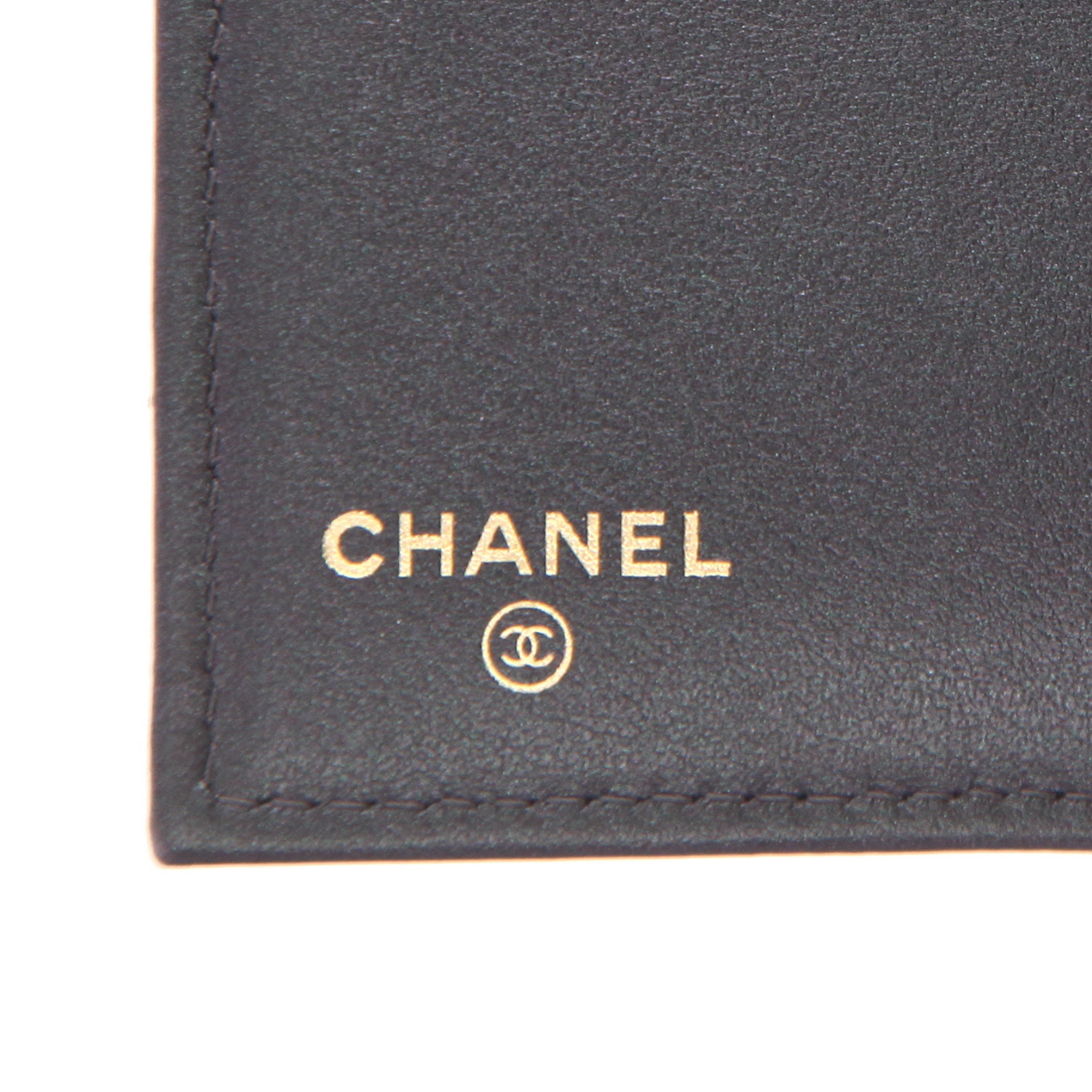 Billetera Chanel  Timeless - Other modelo pequeño  en cuero granulado acolchado holographic verde y violeta - Detail D2