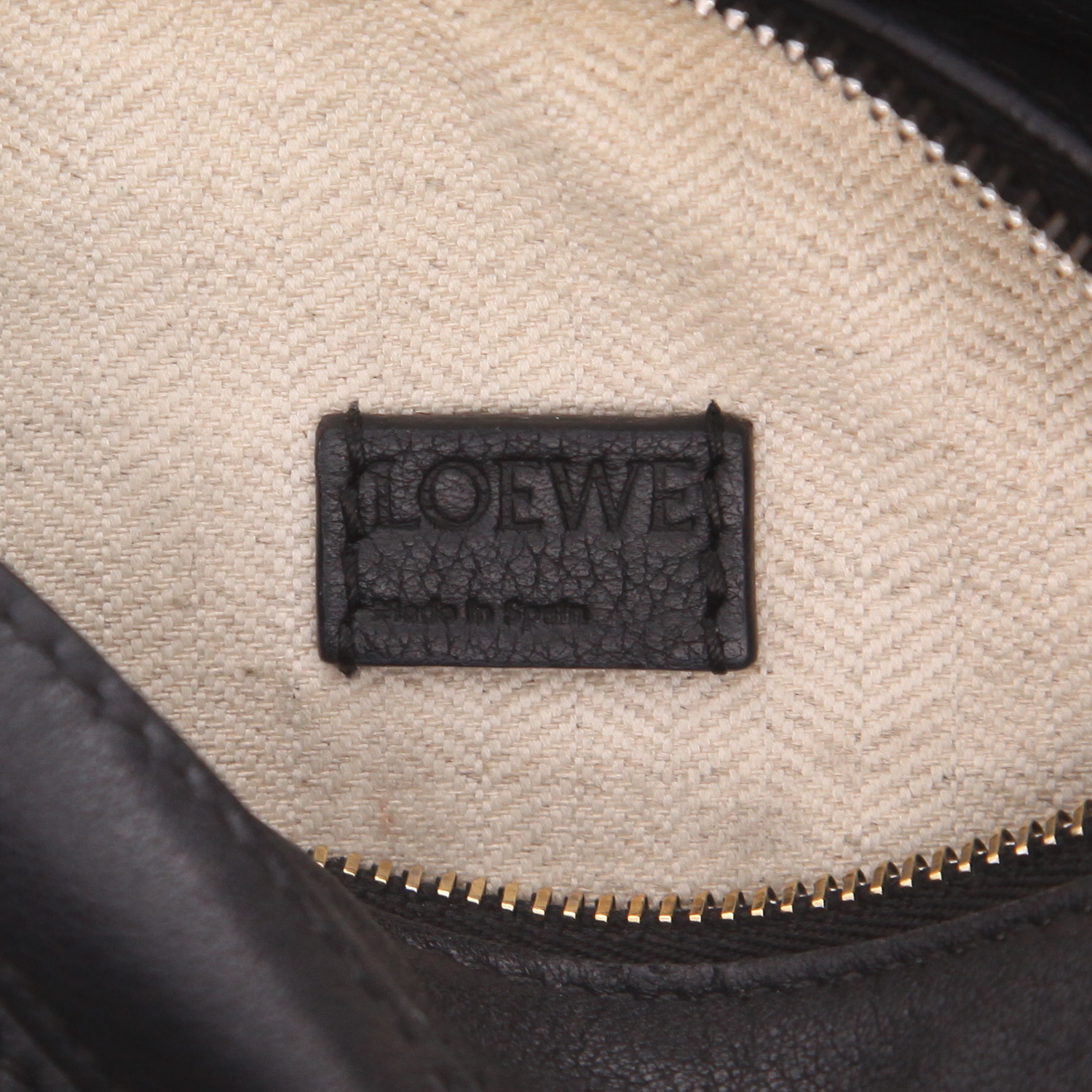 Borsa a tracolla Loewe  Puzzle  mini  in pelle martellata nera - Detail D2