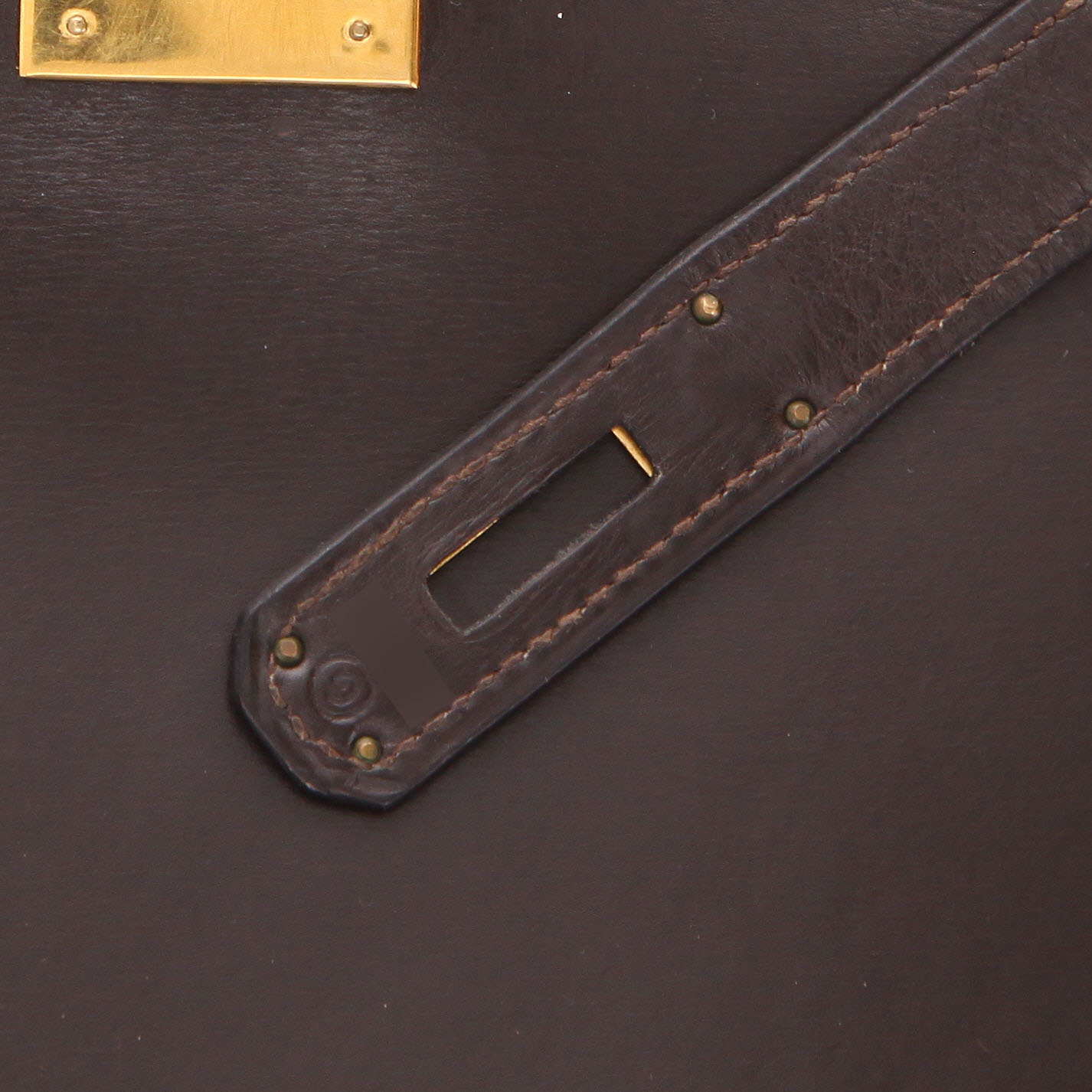 Sac à main Hermès  Kelly 28 cm en cuir box marron - Detail D4