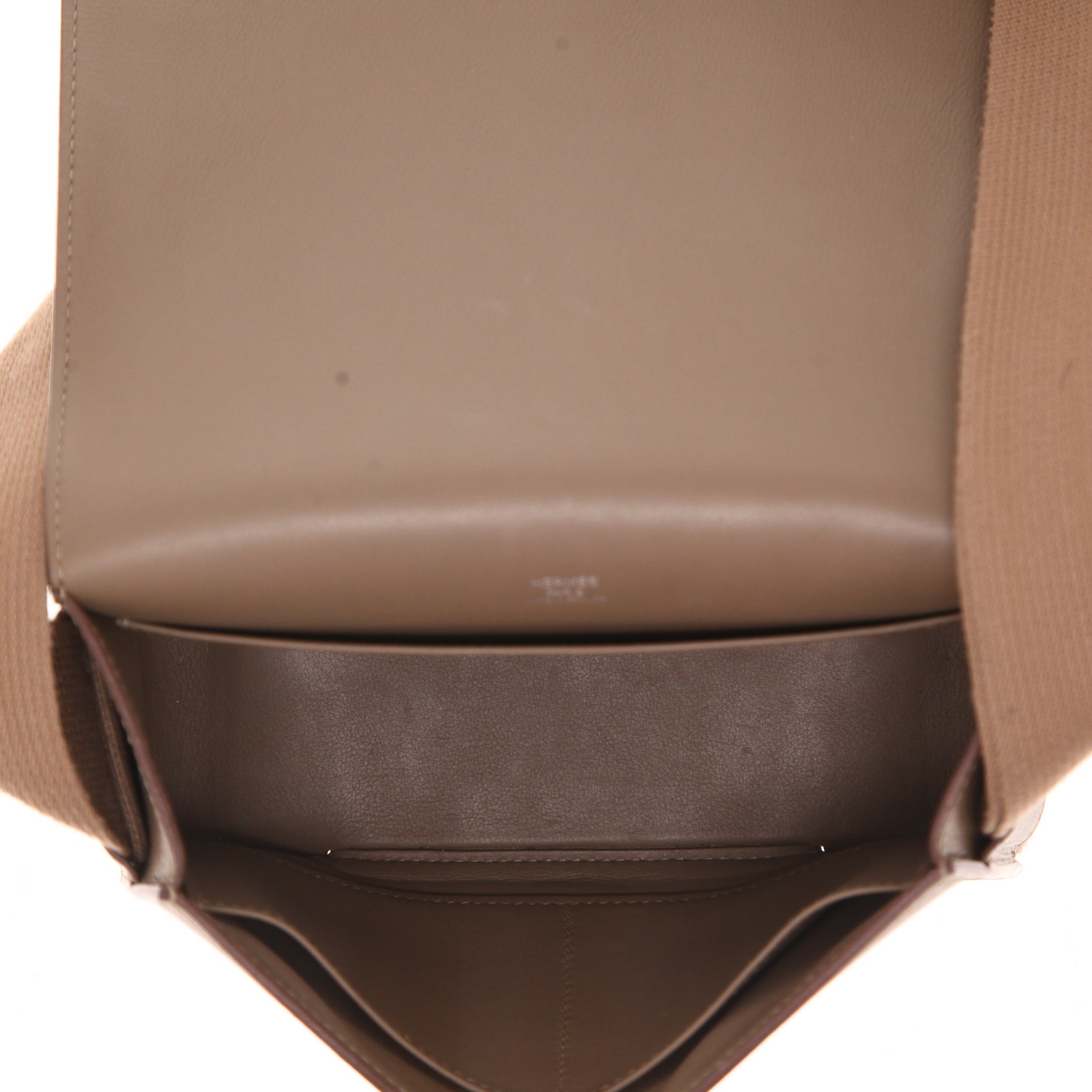 Bolso bandolera Hermès  Geta en cuero Mysore marrón etoupe - Detail D3