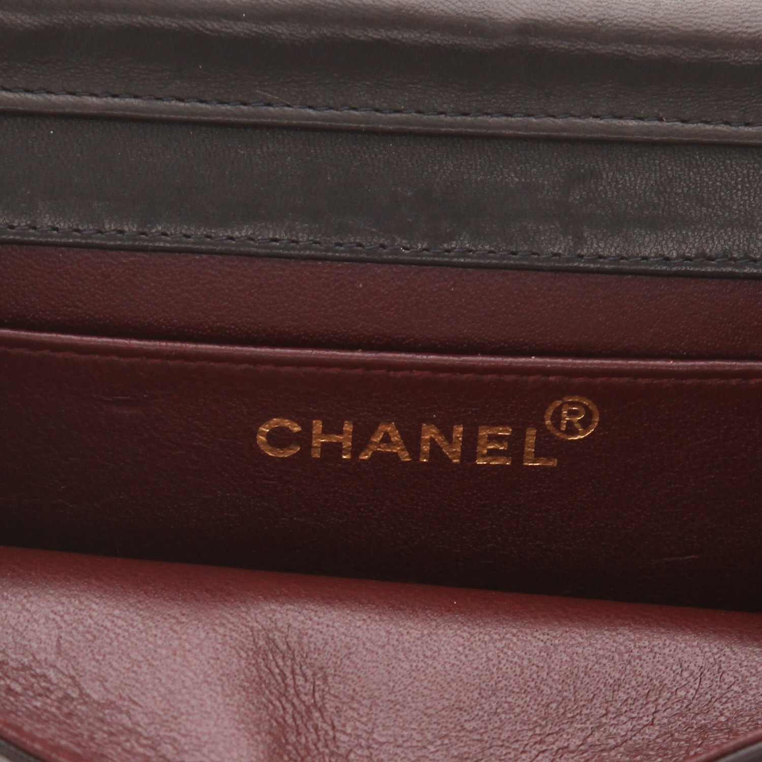 Chanel  Mademoiselle shoulder bag  in black quilted leather - Detail D2