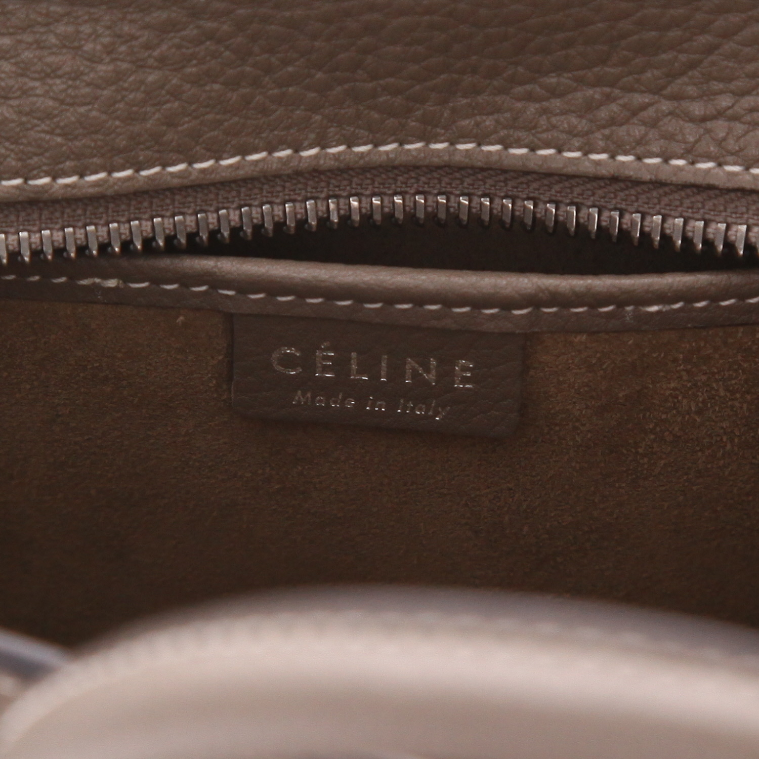 Bolso bandolera Celine  Luggage Nano modelo pequeño  en cuero granulado color topo - Detail D2