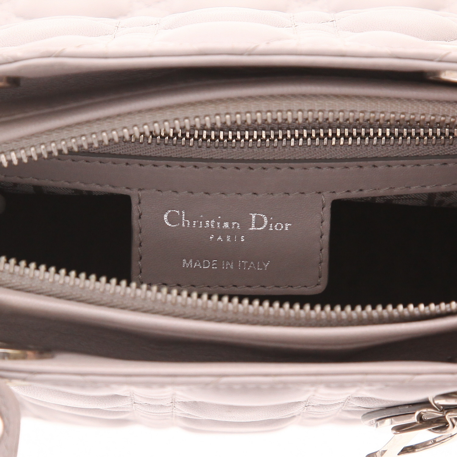 Bolso de mano Dior  Lady Dior modelo mediano  en cuero cannage gris - Detail D2