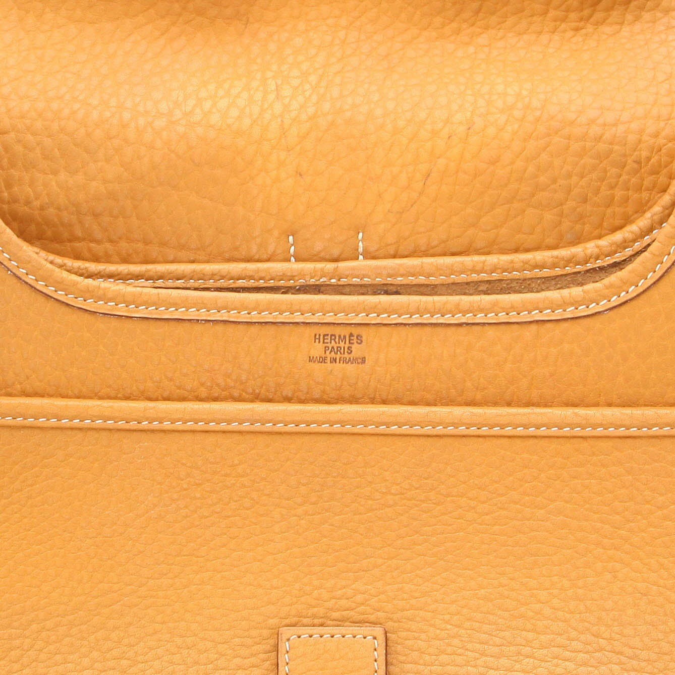 Bolso para llevar al hombro Hermès  Noumea en cuero marrón - Detail D2