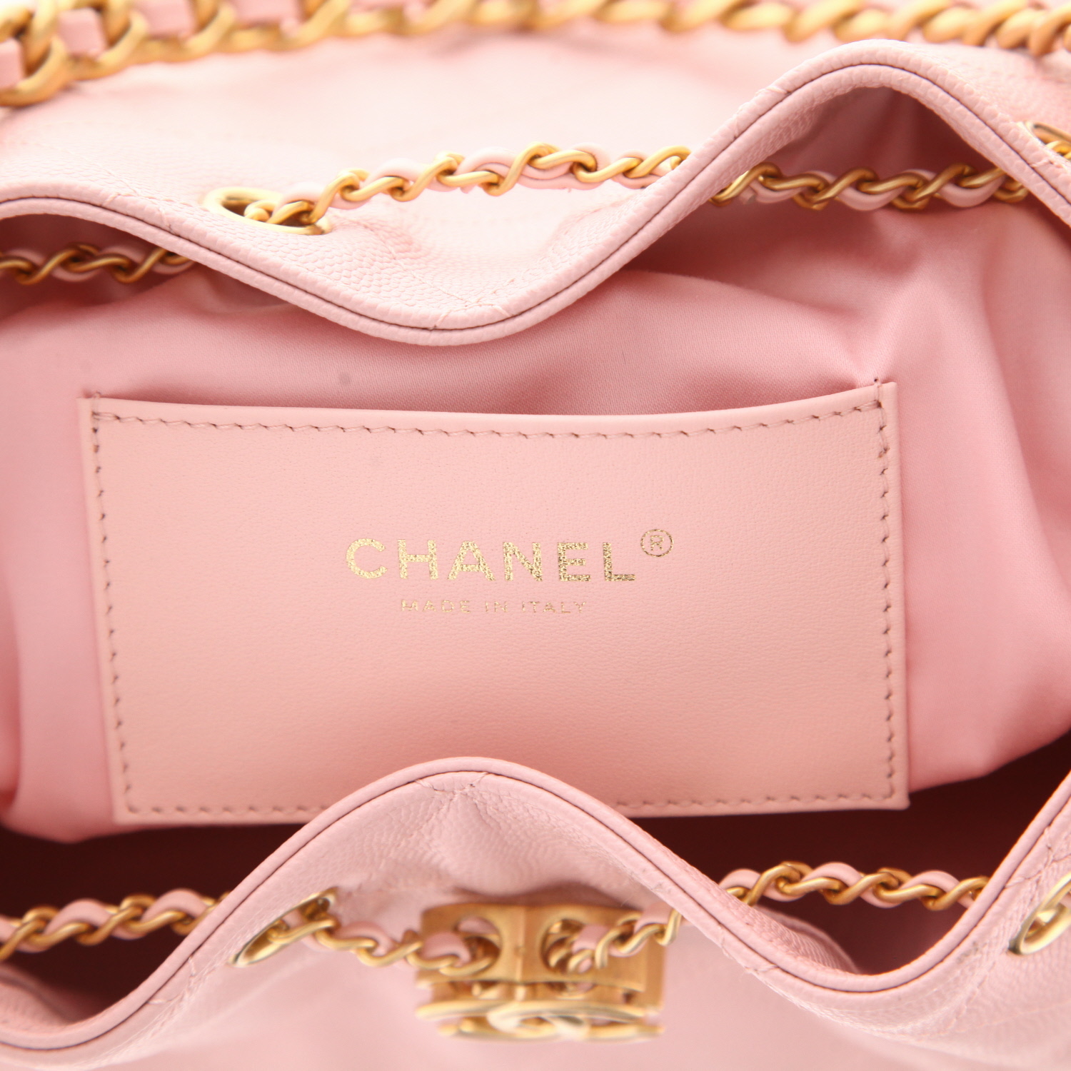 Bolso bandolera Chanel  25 en cuero granulado acolchado rosa - Detail D2