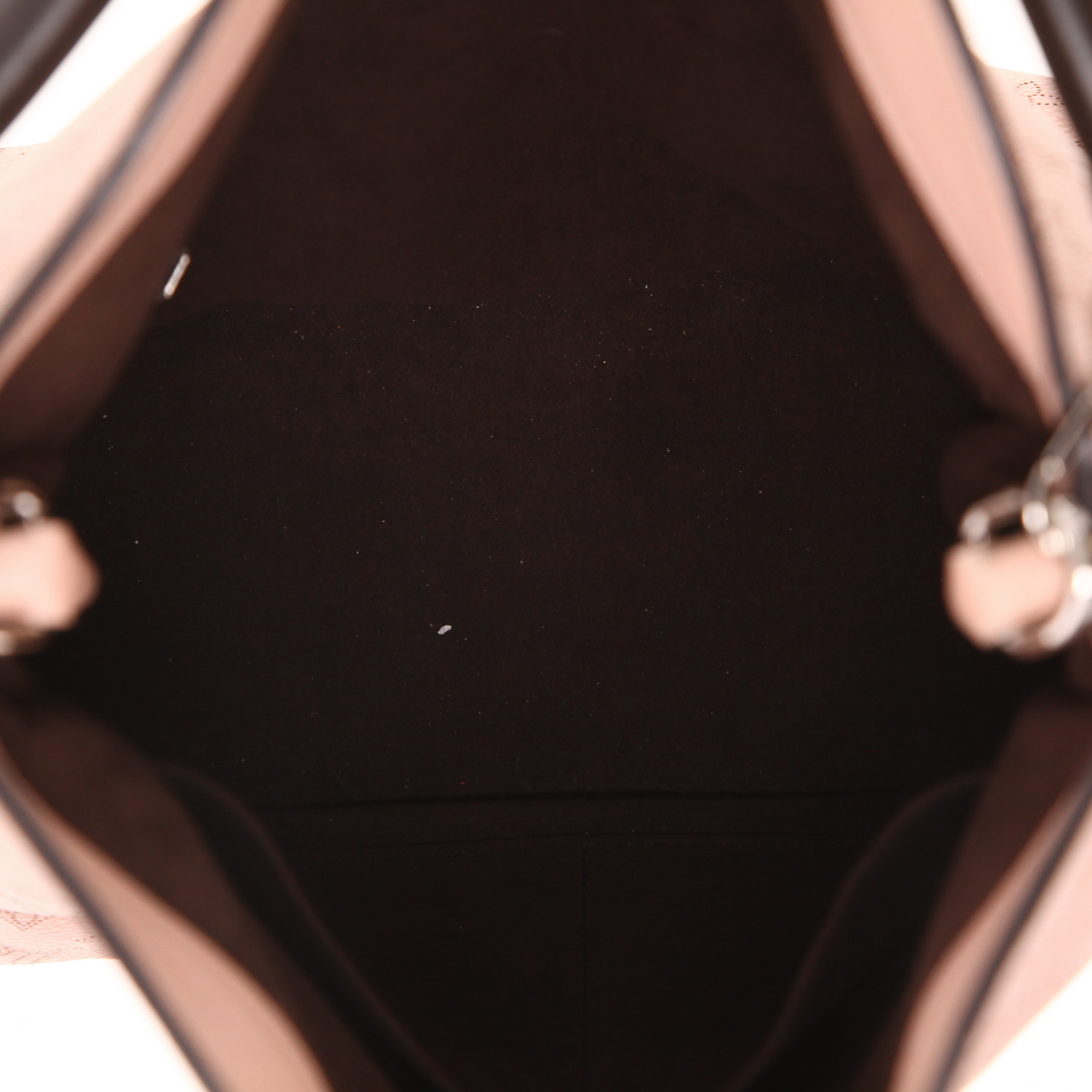Louis Vuitton ‘Babylone’ handbag in pink Mahina leather and black leather - Detail D3