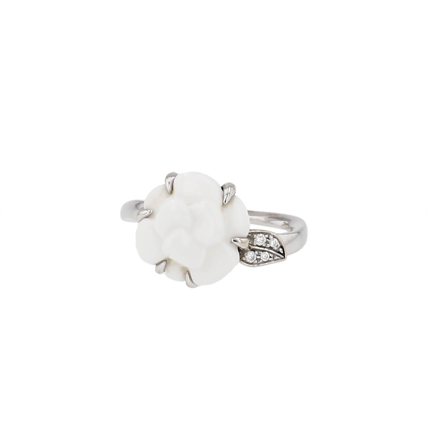 Bague Chanel Camélia or blanc diamants agate occasion Bague Chanel Camélia or blanc diamants agate occasion
