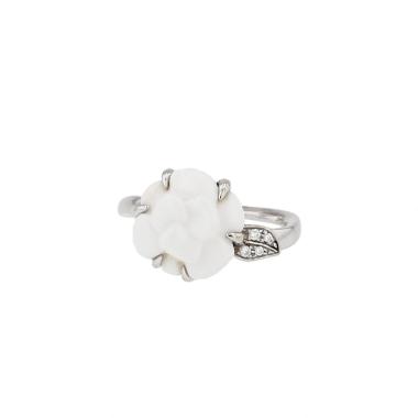 Bague Chanel Camelia petit modèle en or blanc, agate et diamants