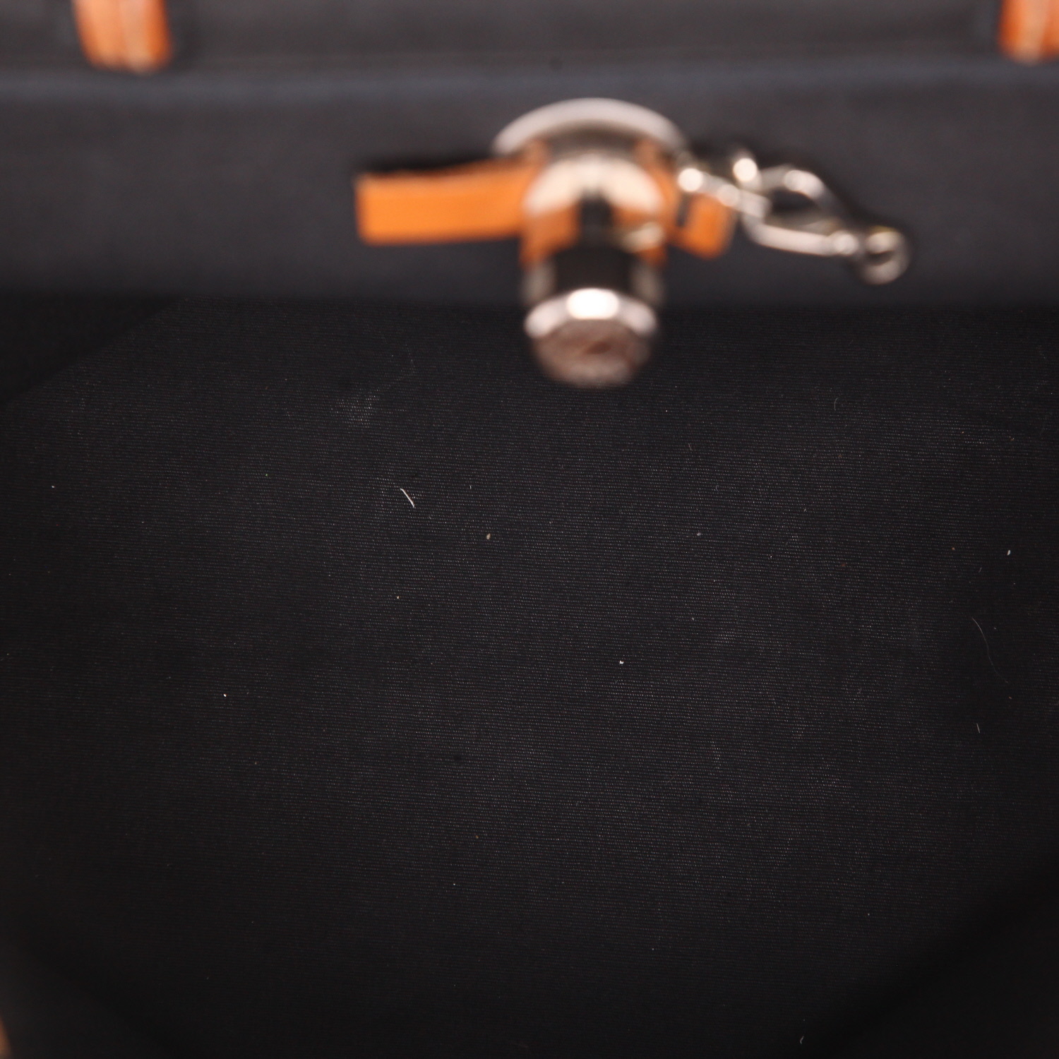 Borsa da spalla o a mano Hermès  Herbag in tela nera e mucca Hunter - Detail D3