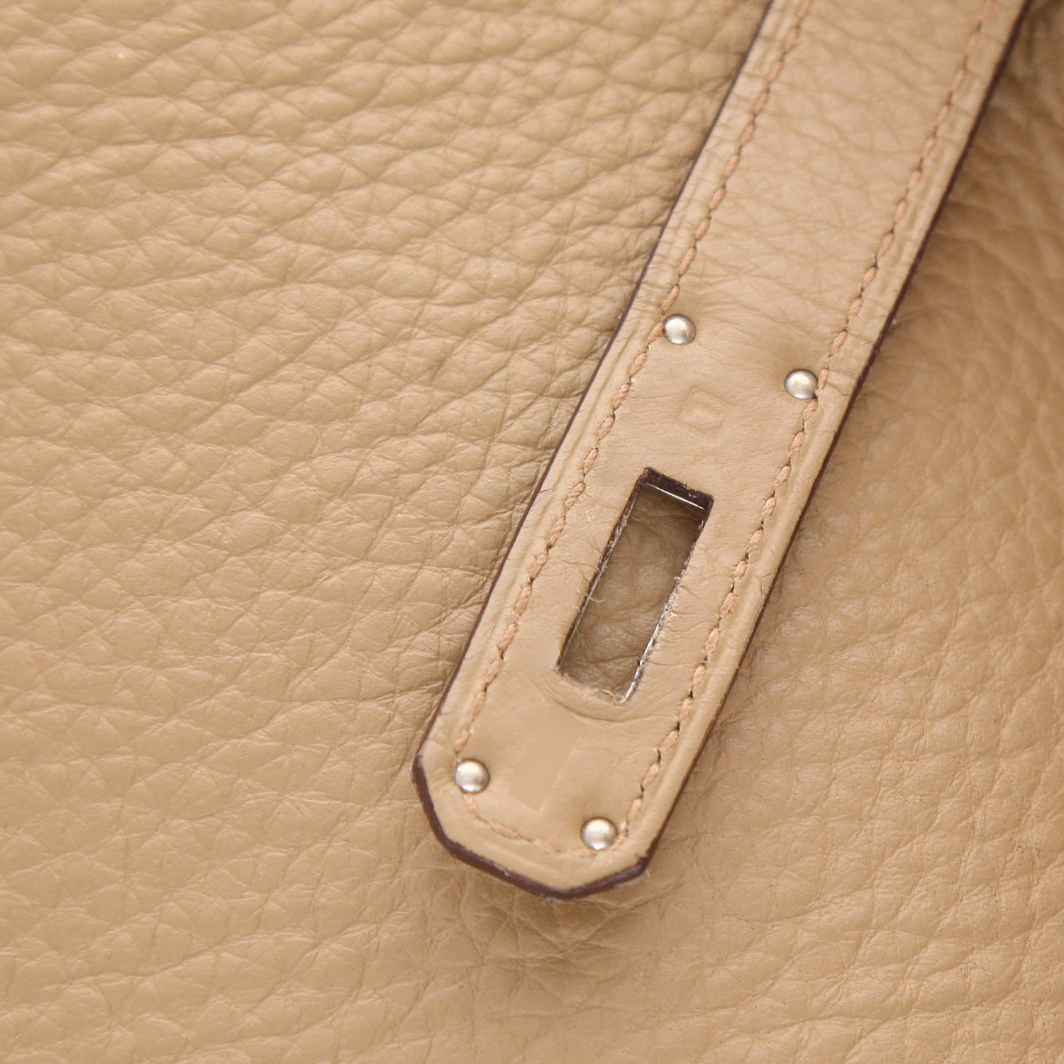 Hermès  Kelly 32 cm handbag  in beige leather taurillon clémence - Detail D4