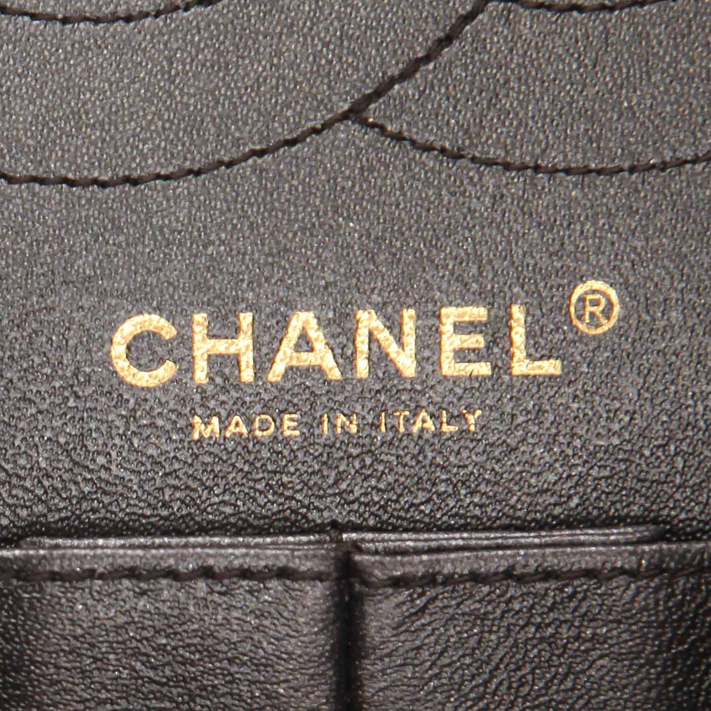 Chanel  2.55 shoulder bag  in green quilted iridescent leather - Detail D2