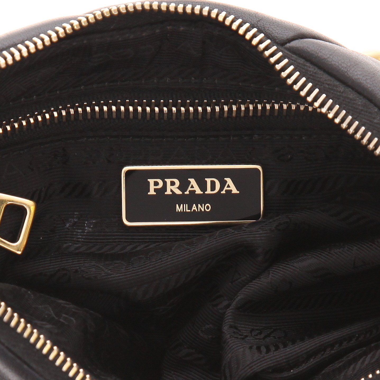 Sac bandoulière Prada   en cuir matelassé noir - Detail D2