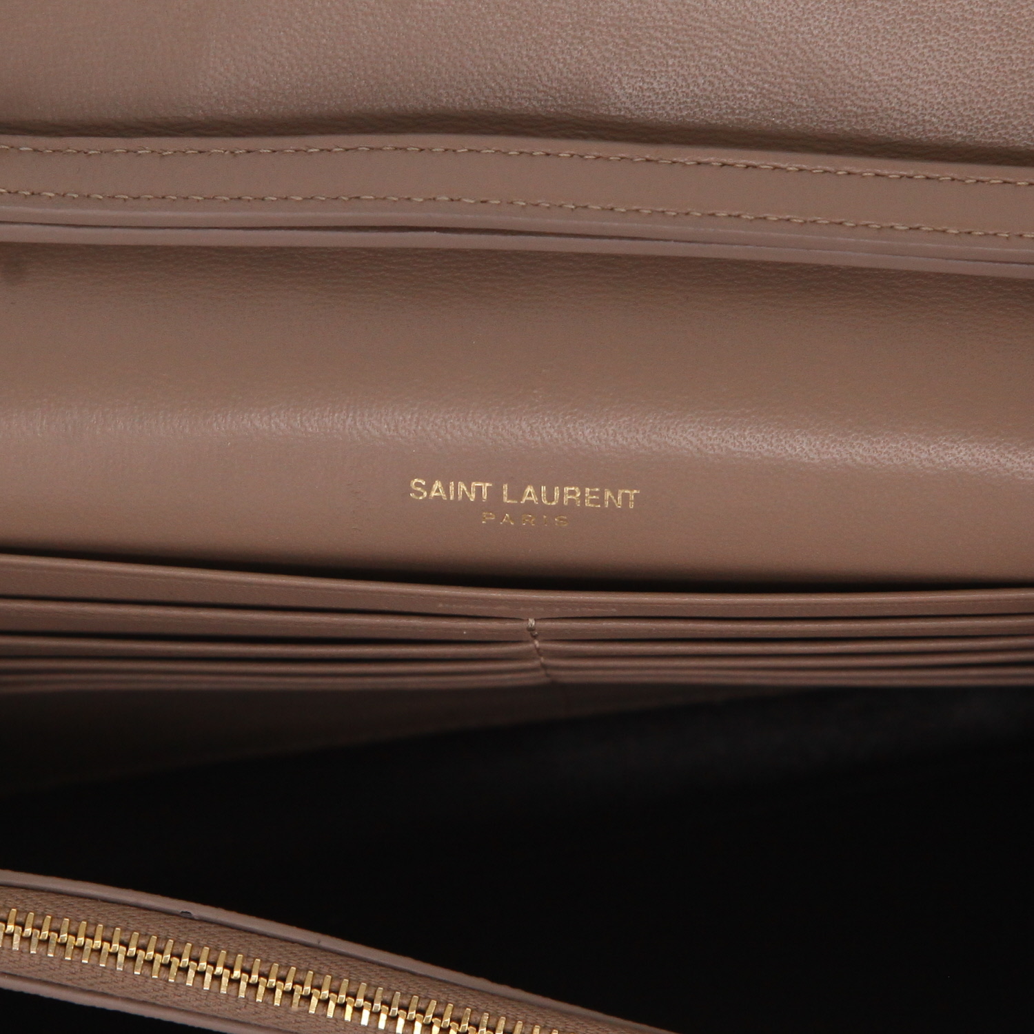 Sac bandoulière Saint Laurent  Cassandre Envelope Chain Wallet en cuir matelassé chevrons taupe - Detail D2