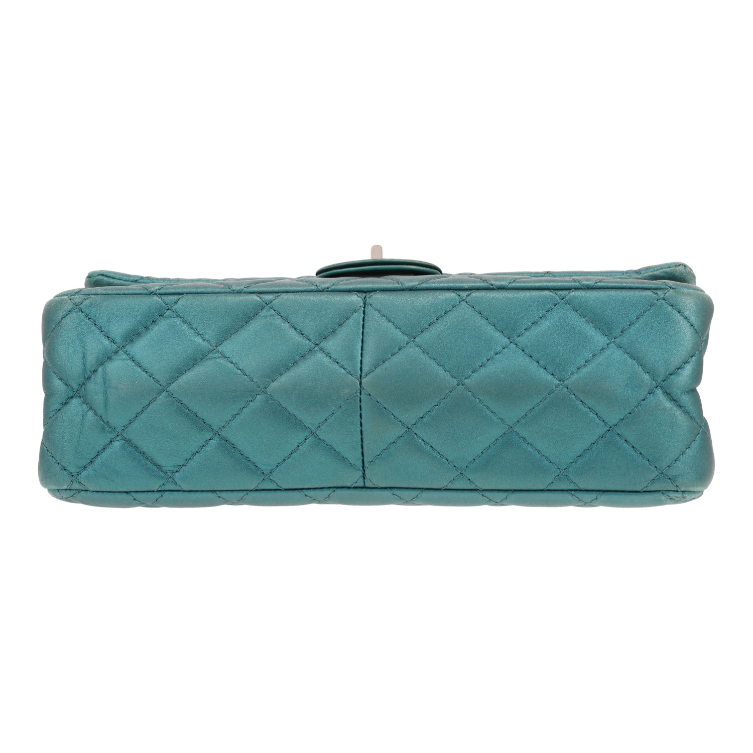 Sac bandoulière Chanel  2.55 en cuir irisé matelassé bleu - Detail D1