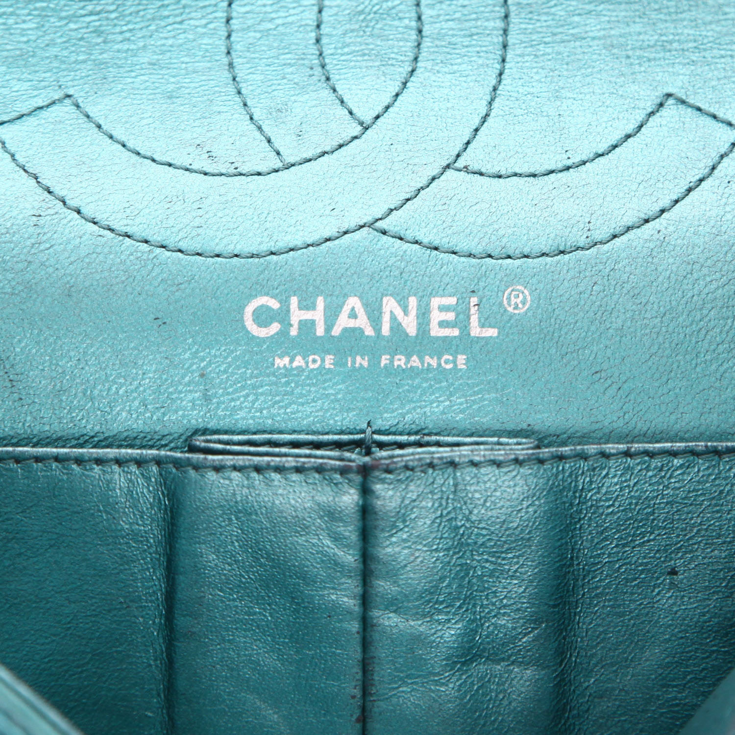 Chanel  2.55 shoulder bag  in blue quilted iridescent leather - Detail D2