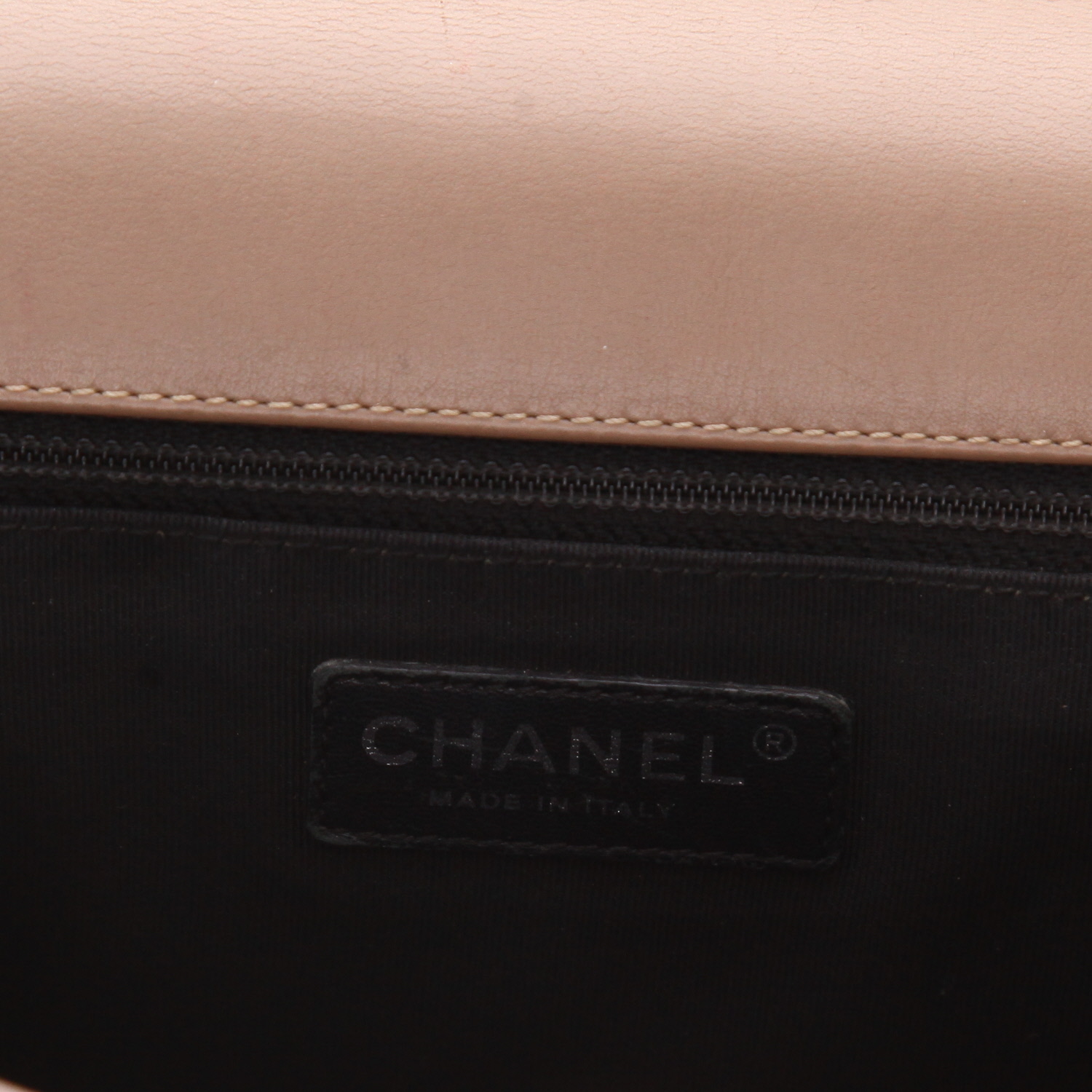Bolso bandolera Chanel  Boy en charol acolchado marrón - Detail D2