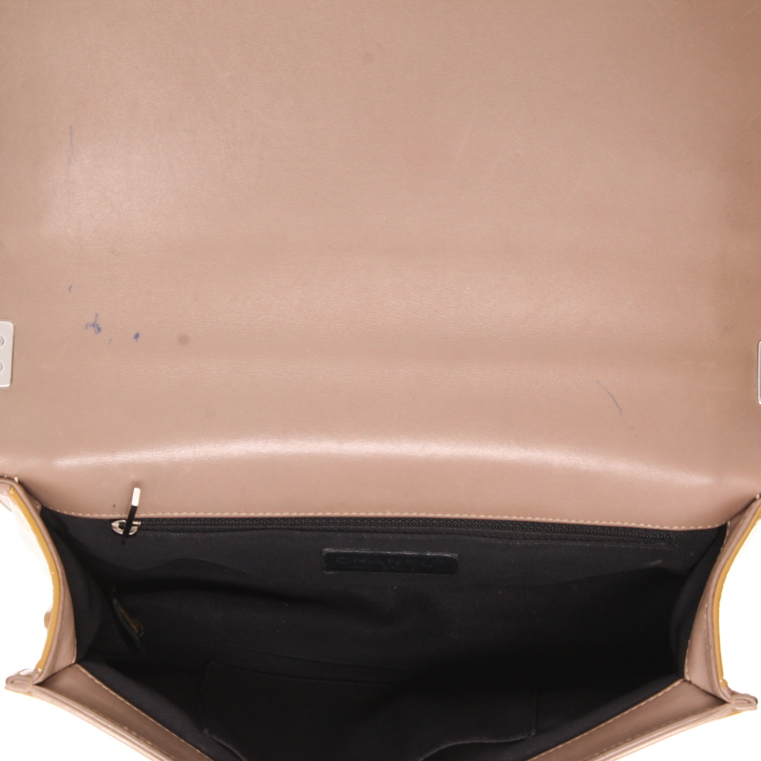 Sac bandoulière Chanel  Boy en cuir verni matelassé marron - Detail D3