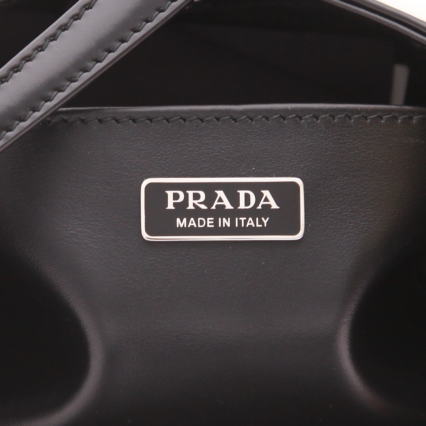 Bolso de mano Prada  Cleo en cuero esmaltado negro - Detail D2