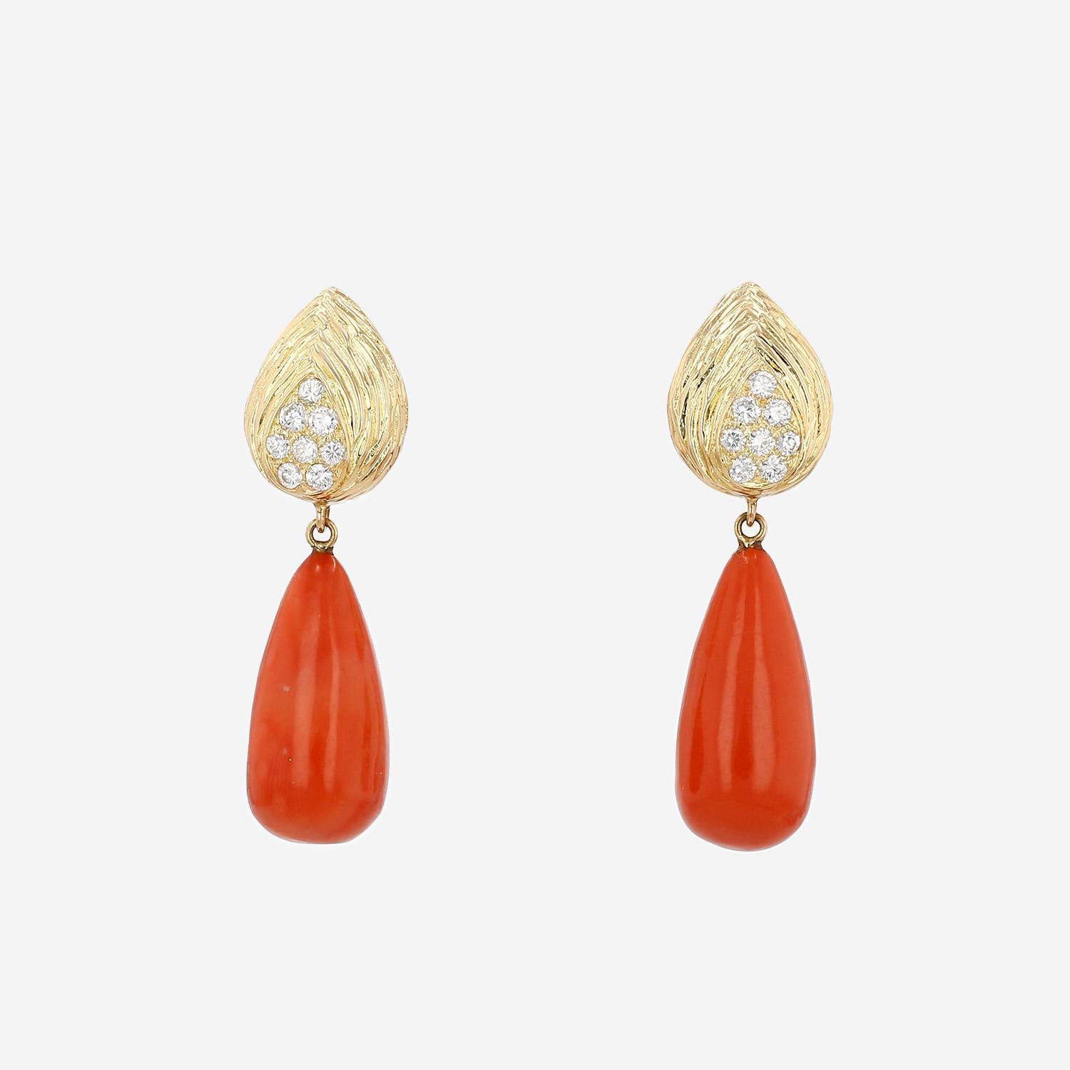 Paire de boucles d'oreilles Vintage M. Gerard en or jaune, diamants et corail