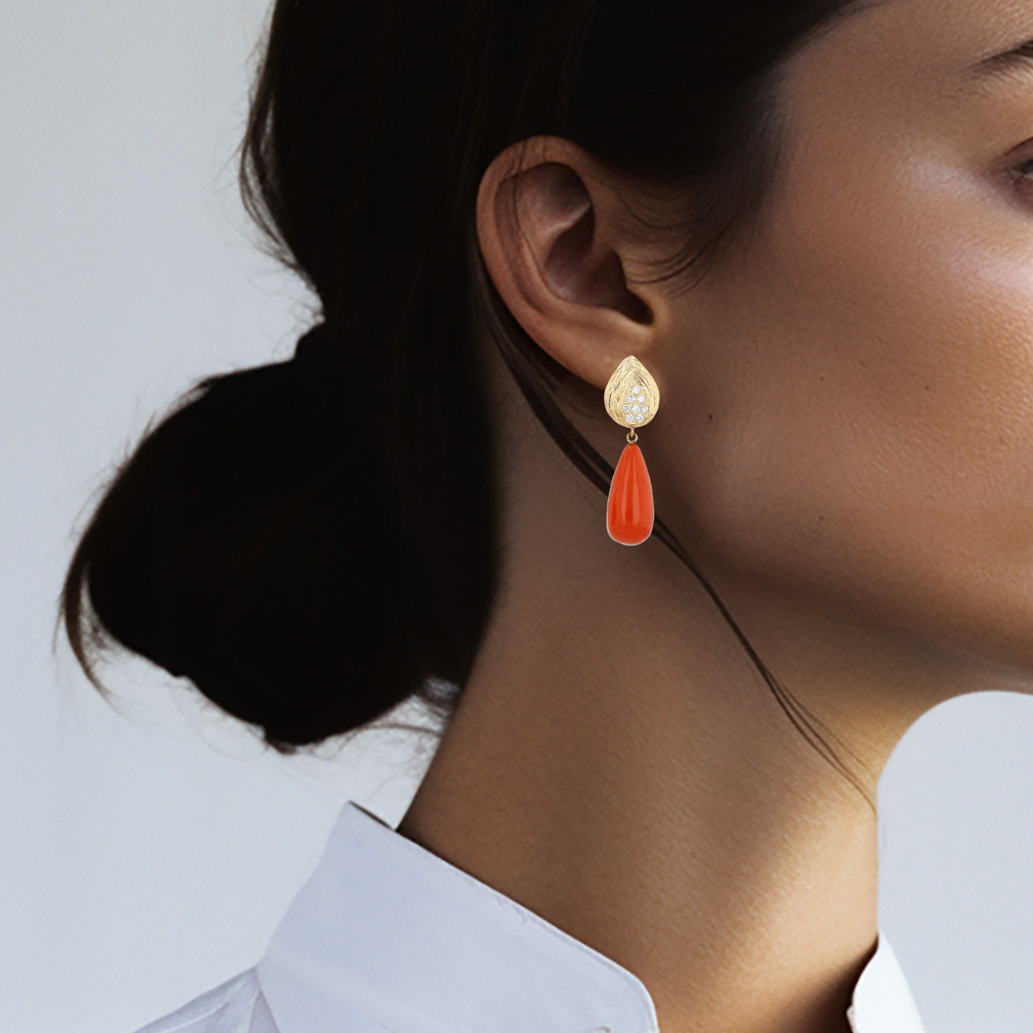 Paire de boucles d'oreilles Vintage M. Gerard en or jaune, diamants et corail