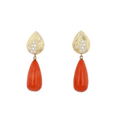 Paire de boucles d'oreilles Vintage M. Gerard en or jaune, diamants et corail